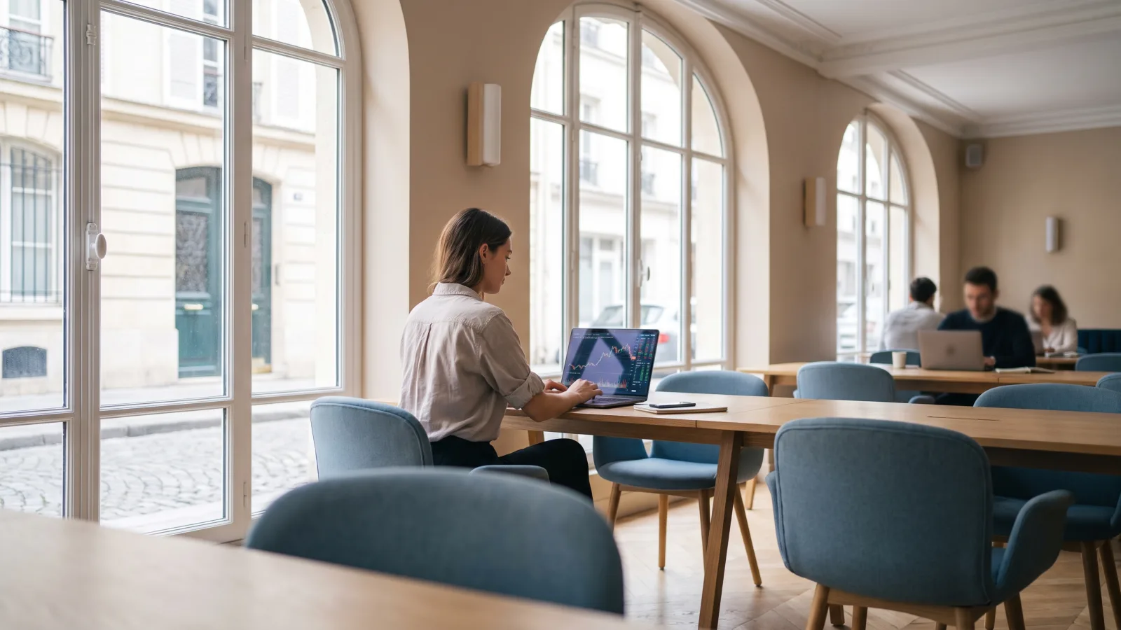 Entrepreneur examinant les aides a la creation d entreprise en 2026