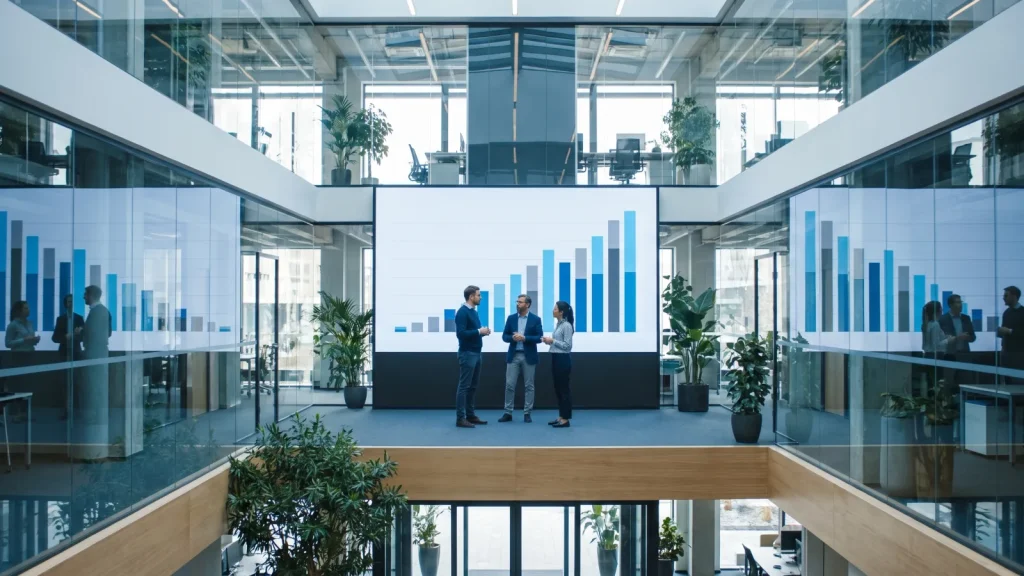 Équipe d'entrepreneurs analysant la répartition du capital après dilution